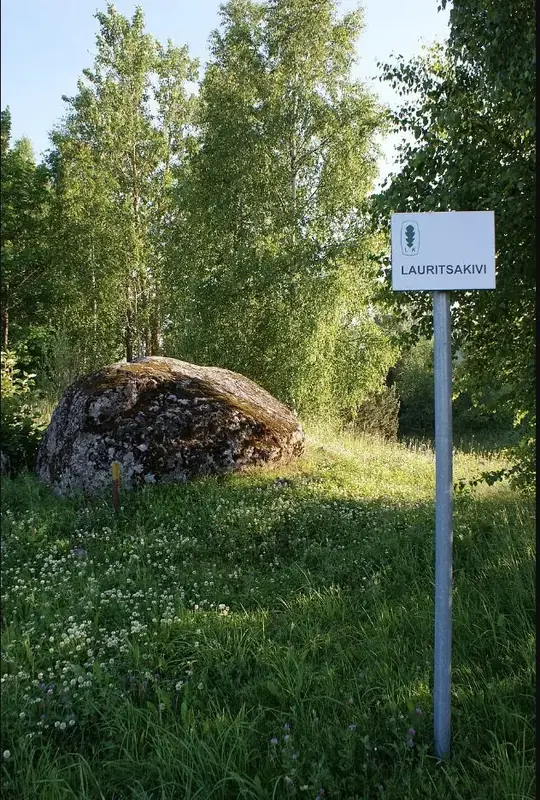 Kuusalu Lauritsakivi rohumaal